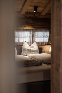 Łóżko lub łóżka w pokoju w obiekcie IM WEIDACH Superior Chalets