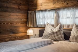 Łóżko lub łóżka w pokoju w obiekcie IM WEIDACH Superior Chalets