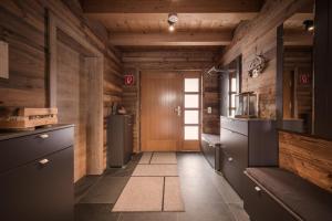 Kuchnia lub aneks kuchenny w obiekcie IM WEIDACH Superior Chalets