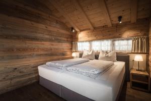Łóżko lub łóżka w pokoju w obiekcie IM WEIDACH Superior Chalets