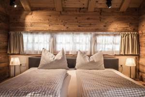 Łóżko lub łóżka w pokoju w obiekcie IM WEIDACH Superior Chalets