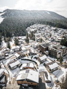 Widok na góry z tego domu w stylu alpejskim