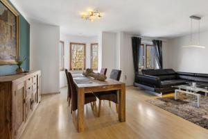a living room with a table and a couch at Fe Wo Wanne Eickel in Herne