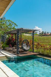 Πισίνα στο ή κοντά στο Villa Asri - Incredible Tropical 3BR close to Nyanyi beach!