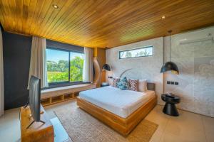 Ένα ή περισσότερα κρεβάτια σε δωμάτιο στο Villa Asri - Incredible Tropical 3BR close to Nyanyi beach! +92 φωτογραφίες