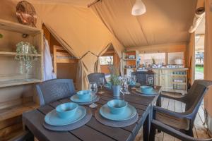 ein Esszimmer mit einem Tisch in einem Zelt in der Unterkunft Stags head Safari Tents in Abbotskerswell