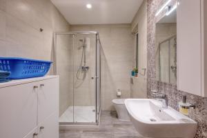 Baðherbergi á Modern 2 Bedroom Sliema Apt with Parking & close to the Sea +26 myndir