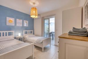 Rúm í herbergi á Modern 2 Bedroom Sliema Apt with Parking & close to the Sea