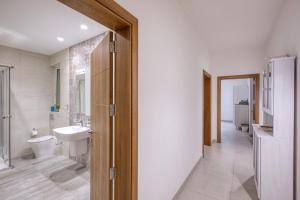 Baðherbergi á Modern 2 Bedroom Sliema Apt with Parking & close to the Sea