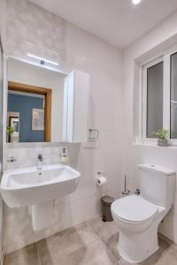 Baðherbergi á Modern 2 Bedroom Sliema Apt with Parking & close to the Sea