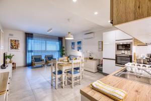 Eldhús eða eldhúskrókur á Modern 2 Bedroom Sliema Apt with Parking & close to the Sea