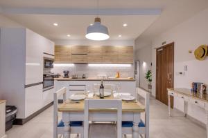 Eldhús eða eldhúskrókur á Modern 2 Bedroom Sliema Apt with Parking & close to the Sea
