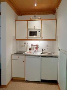 Kuchyň nebo kuchyňský kout v ubytování Ferienwohnung-Susanne-im-Gaestehaus-Bergfrieden