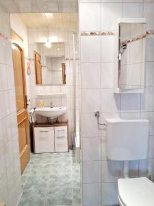 Koupelna v ubytování Ferienwohnung-Susanne-im-Gaestehaus-Bergfrieden