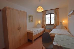 Postel nebo postele na pokoji v ubytování Ferienwohnung-Susanne-im-Gaestehaus-Bergfrieden