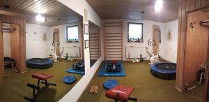 Fitness centrum a/nebo fitness zařízení v ubytování Ferienwohnung-Susanne-im-Gaestehaus-Bergfrieden