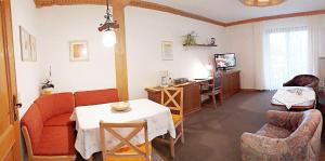 TV a/nebo společenská místnost v ubytování Ferienwohnung-Susanne-im-Gaestehaus-Bergfrieden