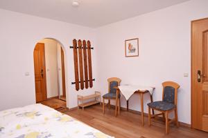 Postel nebo postele na pokoji v ubytování Ferienwohnung-Susanne-im-Gaestehaus-Bergfrieden