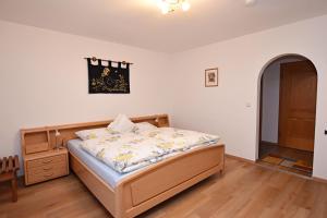 Postel nebo postele na pokoji v ubytování Ferienwohnung-Susanne-im-Gaestehaus-Bergfrieden