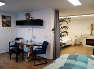 a room with a table and chairs and a bedroom at FeApp Souterrain Pennen & Parken in Mondsee