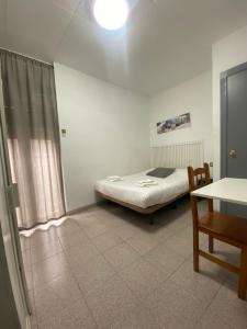 Postel nebo postele na pokoji v ubytování Hostal La Masia