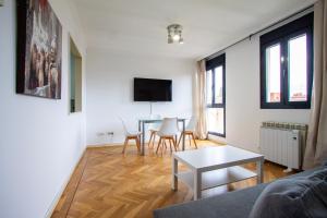 TV a/nebo společenská místnost v ubytování Apartamentos Cinco Rosas