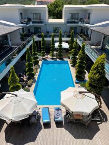 Бассейн в The D Hotel Çeşme Resort или поблизости