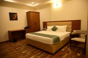 Postel nebo postele na pokoji v ubytování Manthra Hotel, Basavakalyan