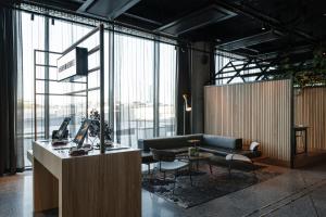 アーランダにあるComfort Hotel Arlanda Airport Terminalのソファとテーブルのあるリビングルーム