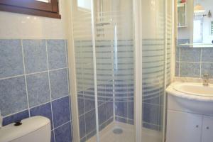 a bathroom with a shower and a toilet and a sink at Appart 2 pièces 4 couchages PORT LEUCATE NATURISME PL010-1114 in Leucate-Plage +4 photos