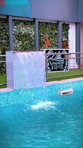 Bazén v ubytování Radiant Hotel & Suites nebo v jeho okolí
