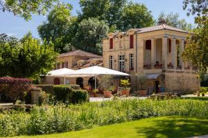 贝尔韦Camping RCN Le Moulin de la Pique的前面有花园的建筑