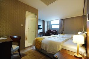 Postel nebo postele na pokoji v ubytování York Hotel