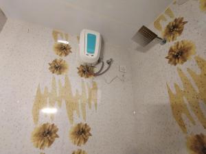 a bathroom with a phone on the floor with flowers at Hotel Raj Inn in Jodhpur