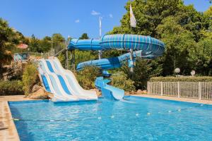 Camping RCN Le Moulin de la Pique内部或周边的泳池
