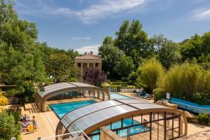 贝尔韦Camping RCN Le Moulin de la Pique的后院游泳池的顶部景色