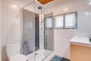 une salle de bains avec douche, toilettes et lavabo dans l'établissement Gîte du Vieux Fourens, entre charme et nature, à Nérigean 27 autres photos