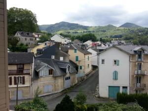 eine kleine Stadt mit Häusern und Bergen im Hintergrund in der Unterkunft Vue sur montagne in Bagnères-de-Bigorre