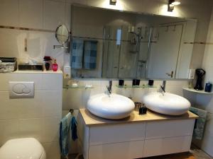 ein Badezimmer mit zwei Waschbecken und einer Dusche in der Unterkunft BnB Faas in Wittlich + 2 Fotos