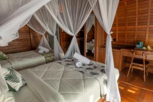 Postel nebo postele na pokoji v ubytování Lumbung River Ubud Villas