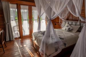 Postel nebo postele na pokoji v ubytování Lumbung River Ubud Villas