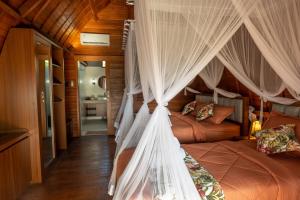 Postel nebo postele na pokoji v ubytování Lumbung River Ubud Villas