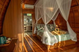 Postel nebo postele na pokoji v ubytování Lumbung River Ubud Villas