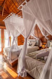 Postel nebo postele na pokoji v ubytování Lumbung River Ubud Villas