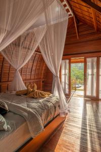 Postel nebo postele na pokoji v ubytování Lumbung River Ubud Villas + 37 fotografií
