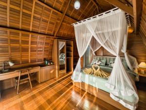 Postel nebo postele na pokoji v ubytování Lumbung River Ubud Villas