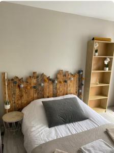 Ένα ή περισσότερα κρεβάτια σε δωμάτιο στο Ma chambre côté Bassin