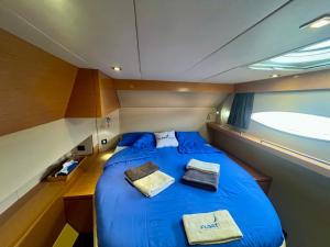 Ein Bett oder Betten in einem Zimmer der Unterkunft Floatinn Boat-BnB
