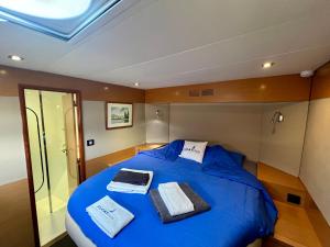 Ein Bett oder Betten in einem Zimmer der Unterkunft Floatinn Boat-BnB