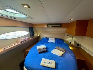 Ein Bett oder Betten in einem Zimmer der Unterkunft Floatinn Boat-BnB